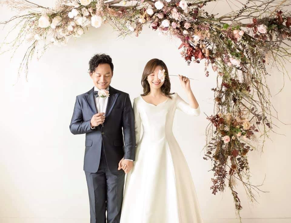 Đôi uyên ương đang quay tại Hàn Quốc đã đăng tải album cưới với những bức ảnh tuyệt đẹp. Vị trí chụp hình xứ sở kim chi đã mang đến không gian tuyệt mỹ cho bộ ảnh cưới của họ. Hãy nhấn vào đây để xem những khoảnh khắc đáng nhớ của cặp đôi!