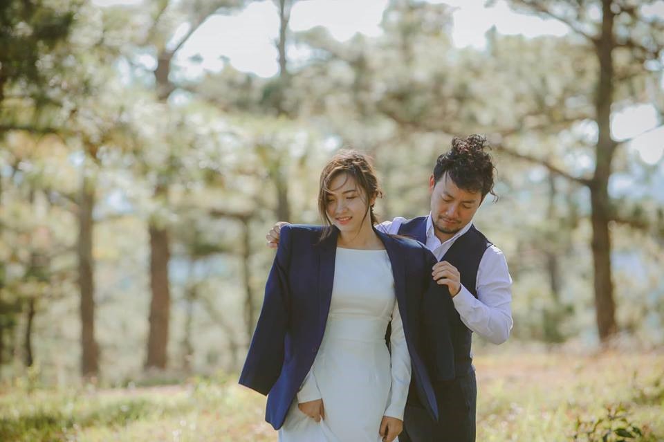 Ảnh cưới của cặp đôi lựa chọn phong cách trẻ trung, hài hước và được thực hiện tại Hàn Quốc.