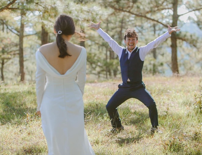 Ảnh cưới của cặp đôi lựa chọn phong cách trẻ trung, hài hước và được thực hiện tại Hàn Quốc.