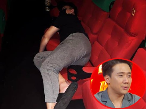 Hình ảnh Trấn Thành ngủ gục trong rạp chiếu phim. 