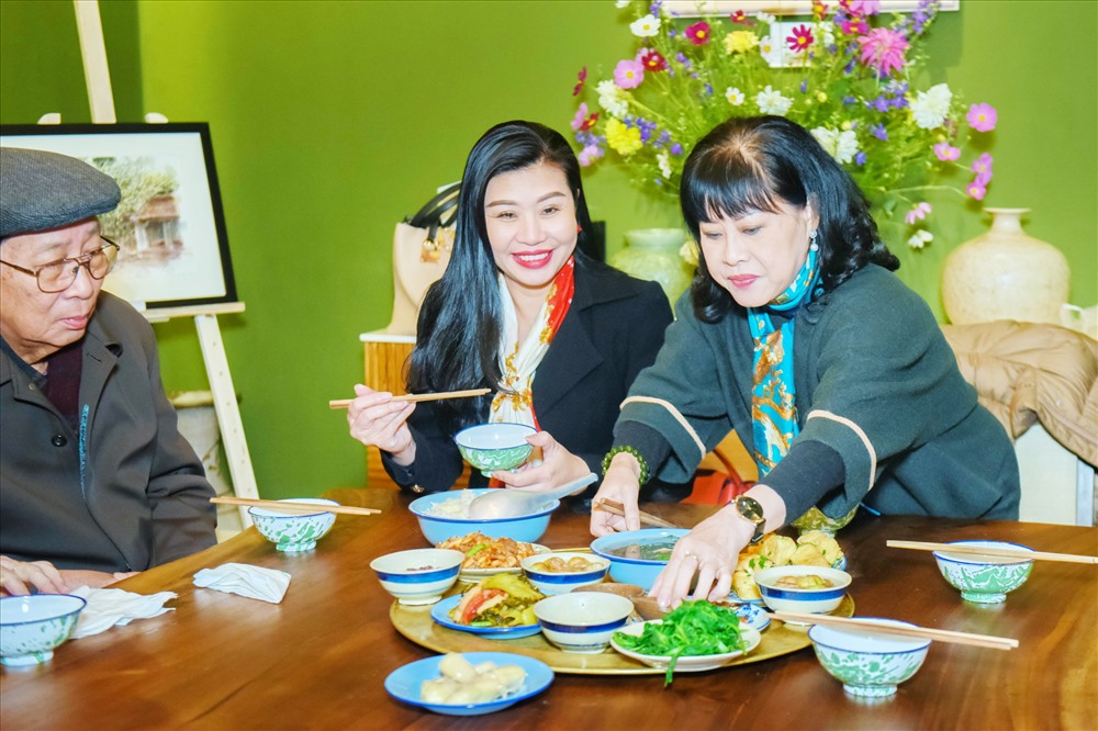 NSƯT Hồng Liên xúc động khi thưởng thức lại bữa cơm