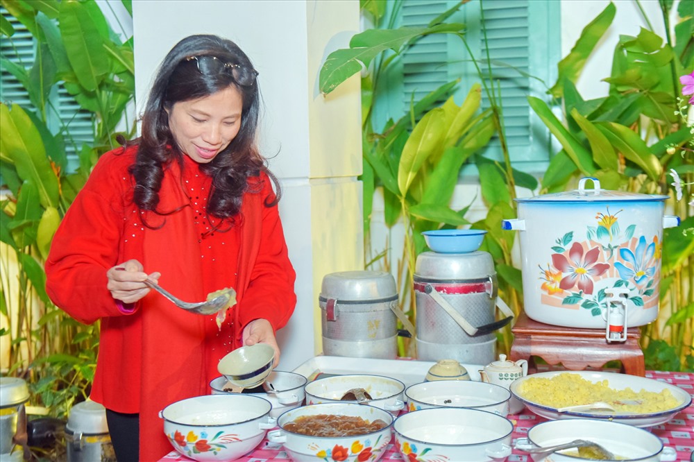Chị Phạm Thị Hạnh - Đại sứ ẩm thực múc từng