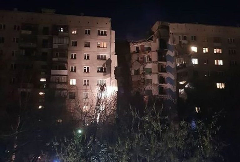 Các báo cáo cho biết vụ nổ xé toạc tòa nhà vào khoảng 6 giờ sáng giờ địa phương khi nhiều người dân đang ngủ say.