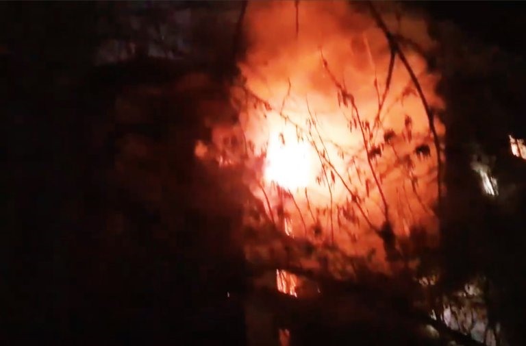 Ngọn lửa bao trùm chung cư sau vụ nổ.