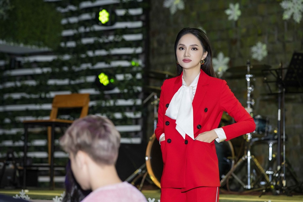 Năm 2018 đánh giấu một năm thành công của Hương Giang khi cô bất ngờ đăng quang Hoa hậu Chuyển giới quốc tế tại Thái Lan. Thành công này đã đưa cái tên Hương Giang “mở rộng” hơn ra ngoài thị trường quốc tế.  