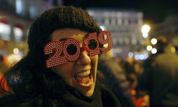 Một người phụ nữ đeo cặp kính 2019 chuẩn bị chào đón năm mới ở Madrid.