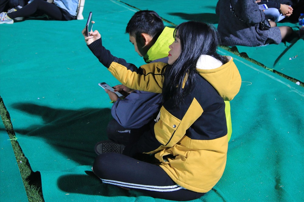 Một đôi bạn trẻ đang tranh thủ chụp ảnh trước giờ khai mạc