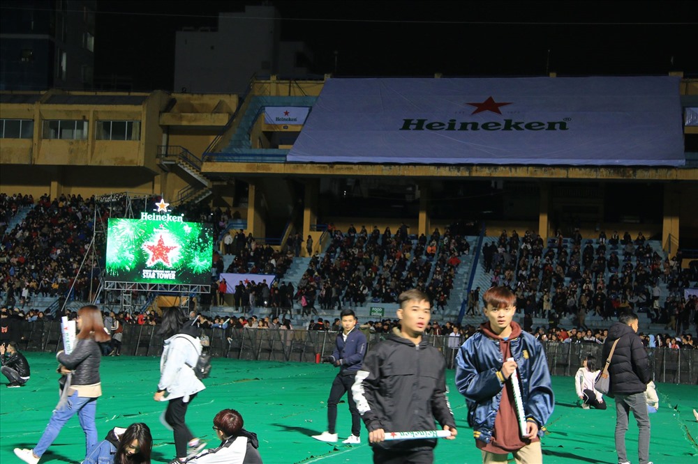 Sự kiện Heineken Countdown 2019 được tổ chức tại Sân vận động Hàng Đẫy (Hà Nội), trước giờ khai mạc, hàng nghìn khán giả đã tập trung rất sớm tại đây. Trên hàng ghế khán giả, dù chưa đến giờ khai mạc nhưng hàng ghê đã gần như kín chỗ.  