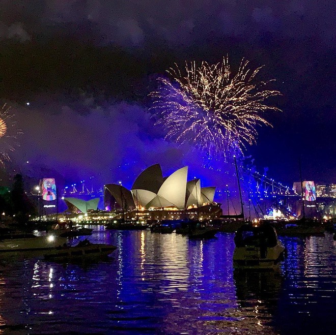 Ngay trước thềm năm mới, Sydney đã đón trận mưa lớn, tuy nhiên điều này không mấy ảnh hưởng tới tinh thần hào hứng của người dân cũng như kế hoạch bắn pháo hoa đã dự kiến từ trước.