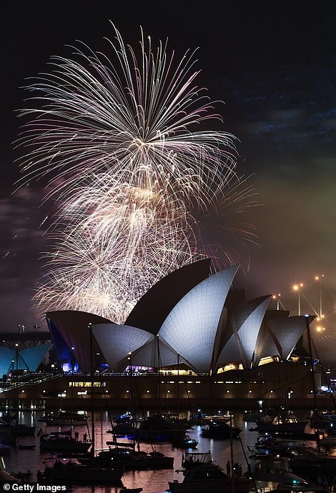 “Tôi nghĩ mọi người sẽ rất vui khi thấy bến cảng xinh đẹp bừng sáng hơn bao giờ hết” - ông Moore Moore, thị trường thành phố Sydney, nói trước thềm năm mới. 