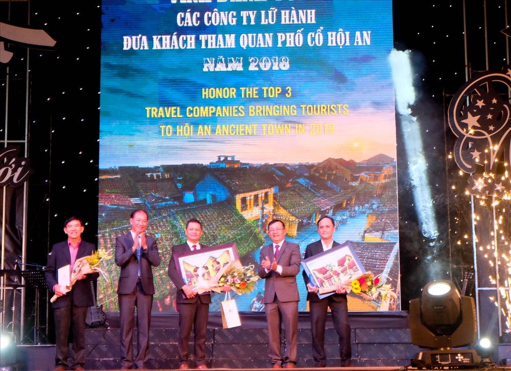 Đại diện lãnh đạo UBND tỉnh Quảng Nam và UBND TP Hội An tặng quà và vinh danh các đơn vị đưa khách du lịch đến tham quan Hội An nhiều nhất năm 2018. Ảnh: Hoàng Vinh