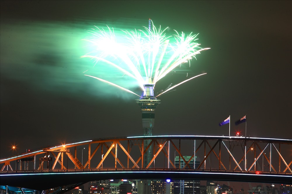 Bầu trời Auckland, New Zealand rực sáng bởi màn bắn pháo hoa hoành tráng từ đỉnh tháp Sky Tower. Ảnh: Sky