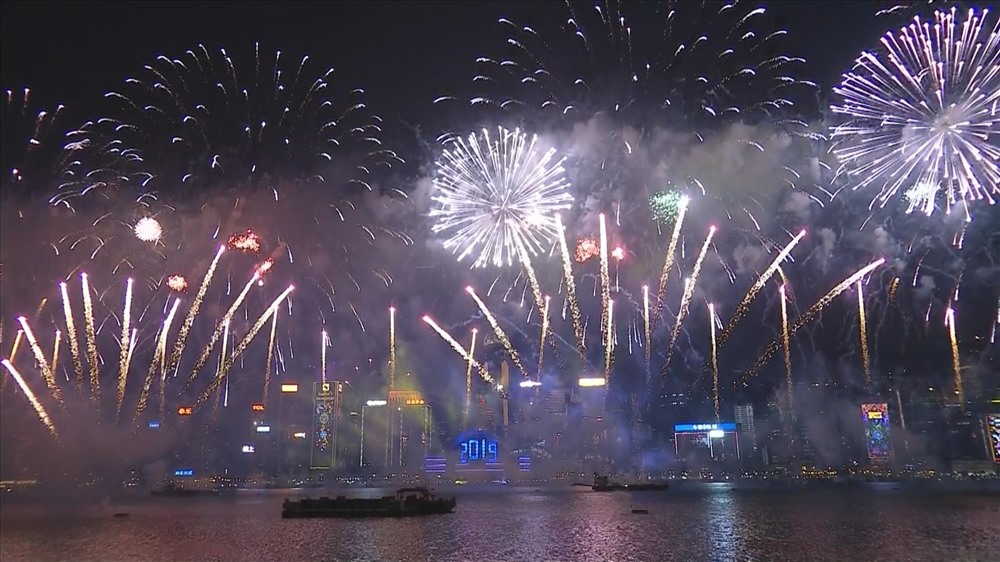 Màn pháo hoa ở Hồng Kong (Trung Quốc) mang lại nhiều cảm xúc. Ảnh: Sky