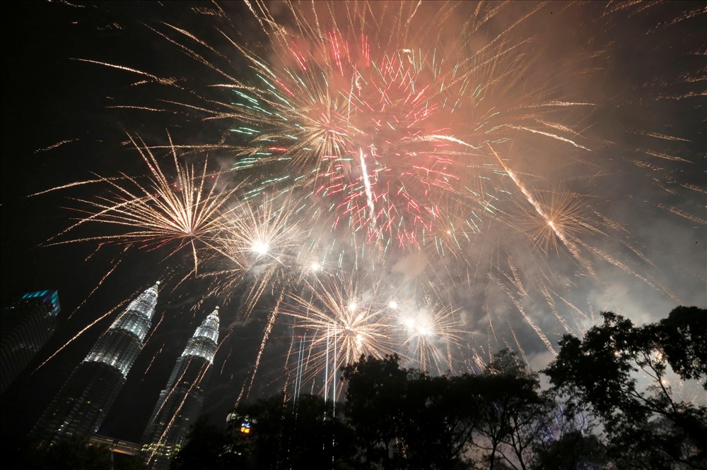 Pháo hoa nổ gần Tháp đôi trong lễ mừng năm mới tại Kuala Lumpur, Malaysia.