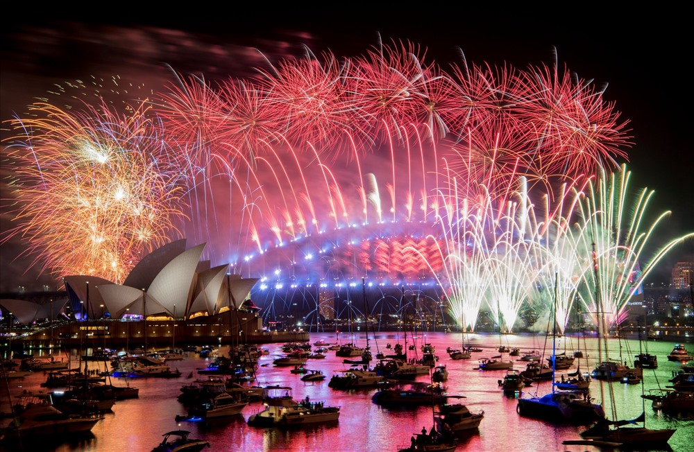 Pháo hoa trên cảng Sydney trong lễ đón mừng năm mới.