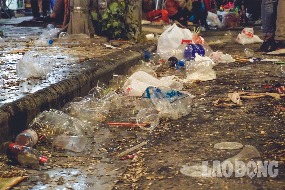 Hộp nhựa, túi bóng, chai thủy tinh và đồ ăn vặt vứt bừa bãi bên vỉa hè, lòng đường.