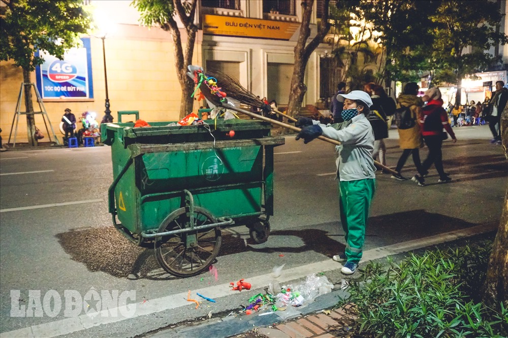 Sau lễ hội năm nay, dù lượng rác thải người dân vứt ra đường khá nhiều, nhưng lực lượng công nhân vệ sinh môi trường đã rất nhanh chóng có mặt thu gom, quét dọn.