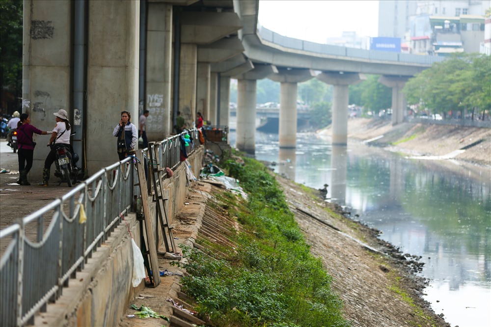Lâu nay, sông Tô Lịch đang bị ô nhiễm khi màu nước luôn đen kịt.