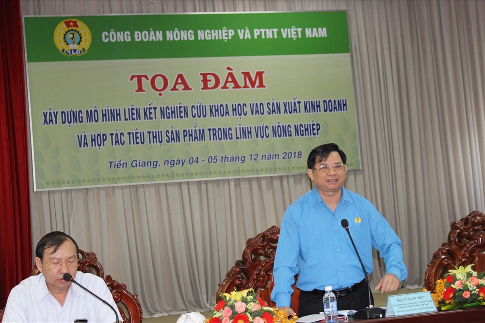 Chủ tịch Công đoàn NN&PTNT Việt Nam - ông Vũ Xuân Thủy - chủ trì tọa đàm.
