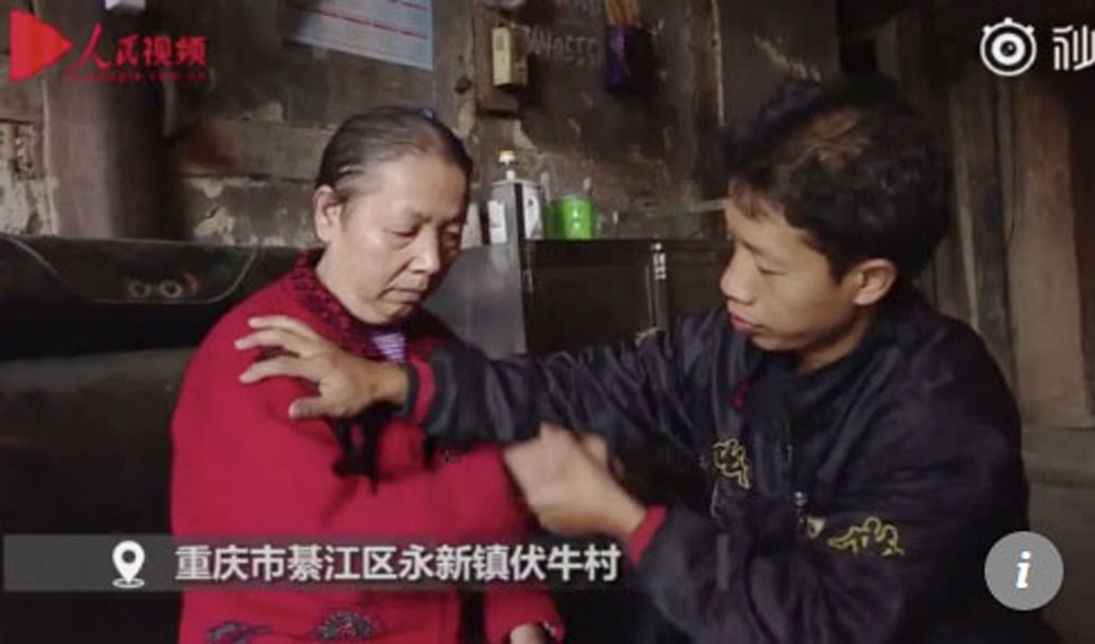 Aanh Wang Xianqiang chấp nhận làm việc với mức lương thấp để có thời gian chăm sóc mẹ.