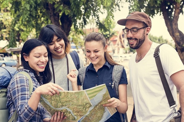 Kém ngoại ngữ, yếu kiến thức văn hóa lịch sử cũng là một trong những rào cản khiến ngành Du lịch Việt Nam khó thu hút khách quốc tế. Ảnh; T. L.