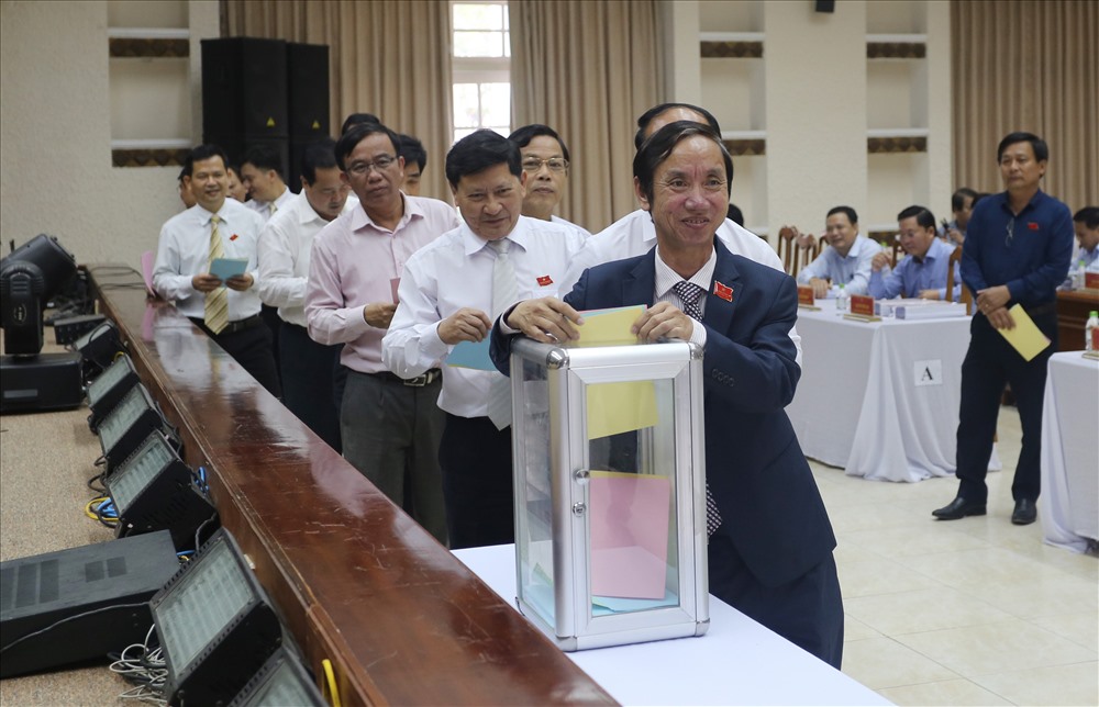 Các đại biểu HĐND tỉnh Quảng Nam tiến hành bỏ phiếu tín nhiệm. Ảnh: Đ.V