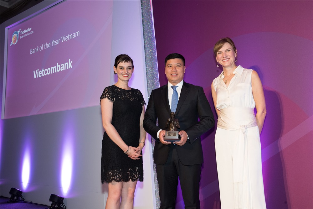 Đại diện cho Vietcombank, ông Hồng Quang - Ủy viên HĐQT, Giám đốc Khối Nhân sự nhận giải thưởng “Ngân hàng tiêu biểu năm 2018” của tạp chí The Banker