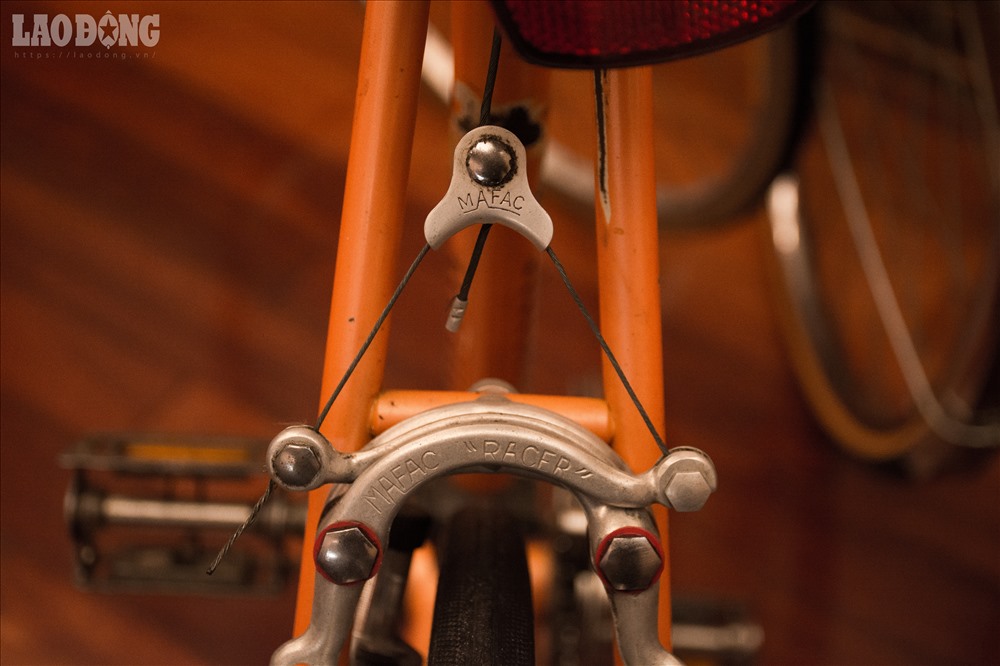 Ông Tình cho biết: “Tôi có 3 nguyên tắc trong việc sưu tập xe đạp Peugeot: Một là chiếc xe phải cổ, hai là nguyên bản và ba là sử dụng được. Tôi coi mỗi chiếc xe đạp như một người bạn của mình”. Chính vì vậy, những chiếc xe cổ của ông dù có tuổi thọ lên đến 70-80 năm vẫn rất mới.