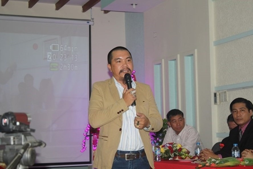 Đối tượng Nguyễn Hữu Tiến tại một buổi hội thảo. Ảnh: CAND