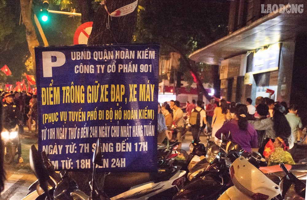 Những biển hiệu trông xe mọc lên mỗi lần tuyển Việt Nam chiến thắng.