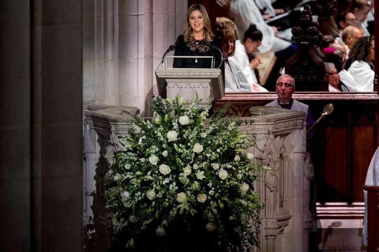 Lauren Bush Lauren và Ashley Walker Bush, cháu gái của cố tổng thống, đọc kinh thánh trước khi sử gia Jon Meacham, người từng viết một cuốn tiểu sử về George H.W. Bush năm 2015, phát biểu. Ảnh: Reuters.