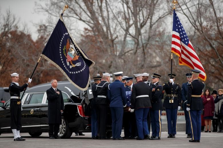 Linh cữu cố tổng thống George H.W Bush ngày 5.12 được đưa từ tòa nhà Quốc hội đến Nhà thờ Quốc gia ở Washington để tổ chức quốc tang. Ảnh: Reuters.