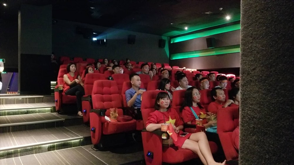ồng hành cùng đội tuyển Việt Nam tại AFF Suzuki Cup 2018, các cụm rạp chiếu phim CGV, BHD , Lotte ,... đồng loạt mở cửa tự do, miễn phí vé đón CĐV tới xem. Hình: BHD Star Cineplex