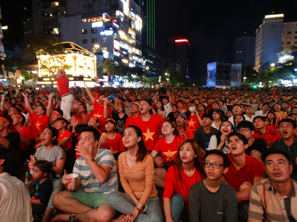 Người dân đổ xô ra phố đi bộ Nguyễn Huệ (phường Bến Nghé, quận 1, TP.HCM) để theo dõi và cổ vũ trận bán kết lượt đi AFF Cup 2018 giữa Việt Nam – Philipines qua 5 màn hình LED “khủng”