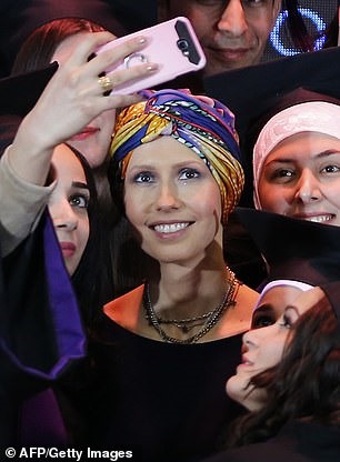 Bà Asma al-Assad bắt đầu điều trị căn bệnh này vào tháng 8 năm nay sau khi phát hiện có khối u ác giai đoạn đầu. Ảnh: Mail. 