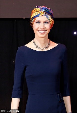 Bà Asma al-Assad xuất hiện trong trang phục thanh lịch kèm một chiếc khăn che kín đầu trong lần công khai dự sự kiện hiếm hoi từ khi công bố thông tin điều trị ung thư vú. Ảnh: Mail. 