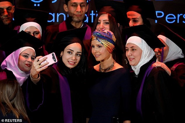 Trong tuần này, đệ nhất phu nhân 43 tuổi đã đến xem trình diễn nghệ thuật và chụp ảnh tại một buổi lễ tốt nghiệp của các giáo viên trẻ tại Đại học Damascus. Ảnh: Mail. 