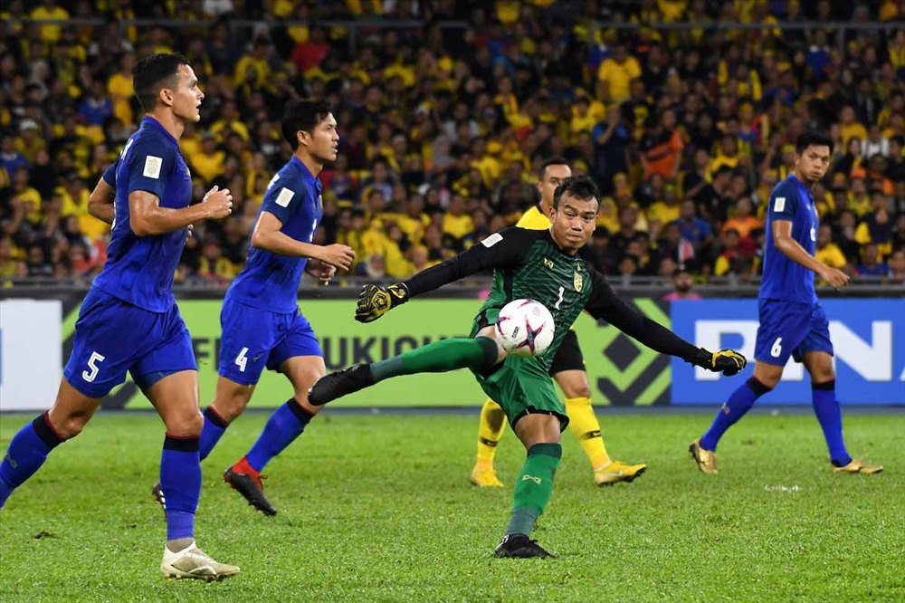 Thủ thành của ĐT Thái Lan không thể hiện được nhiều mà còn phải 2 lần vào lưới nhặt bóng trước Malaysia. Ảnh: AFF