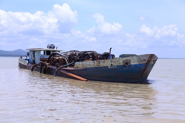 Hình ảnh một tàu khai thác cát lậu bị bắt quả tang ở hồ Dầu Tiếng. Ảnh: B.D
