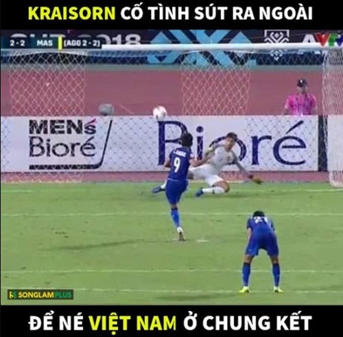 Tiền đạo Adisak Kraisorn cố tình sút bóng ra ngoài trong tình huống penalty để tránh gặp đội tuyển Việt Nam. Ảnh: Page Nghệ An.