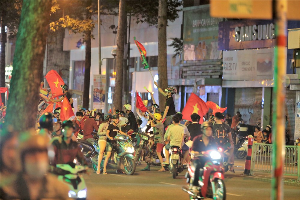 Đoàn xe “đi bão” sau trận bán kêt lượt đi giữa Vn - Philippines đang chạy trên đường Trần Hưng Đạo thì dừng lại gay cản trở giao thông. Ảnh: Trường Sơn