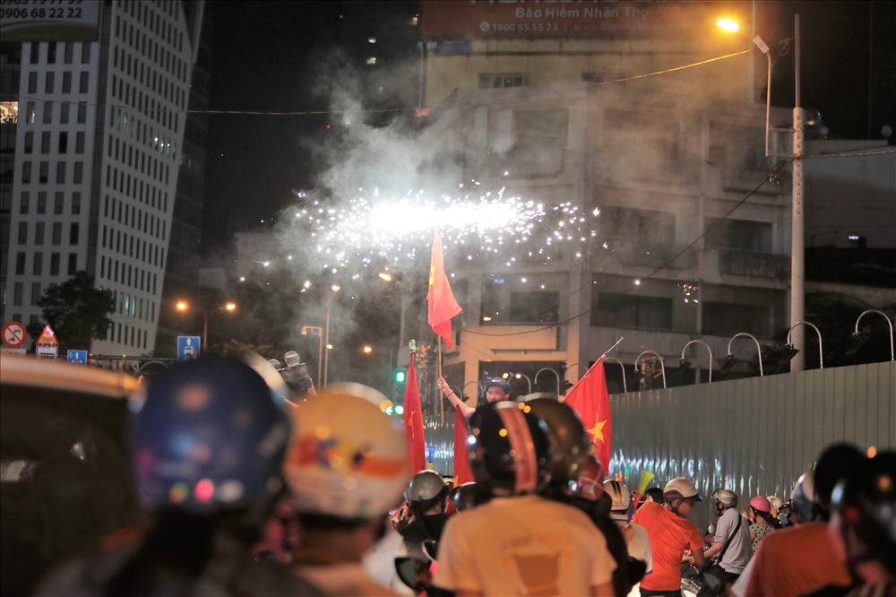 Một số thanh niên đốt pháo sáng khi đang đi cổ vũ vào đêm 2.12. Ảnh: Trường Sơn