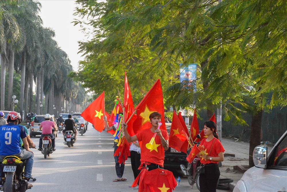 Theo ghi nhận của chúng tôi ngay từ trưa 6.12 nhiều tuyến phố Hà Nội đã nhuộm màu đỏ cờ, hoa.