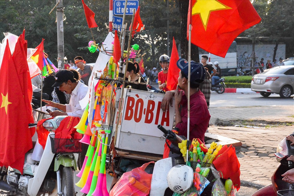 Nhiều tiểu thương đổ về đây mong buôn may bán đắt.