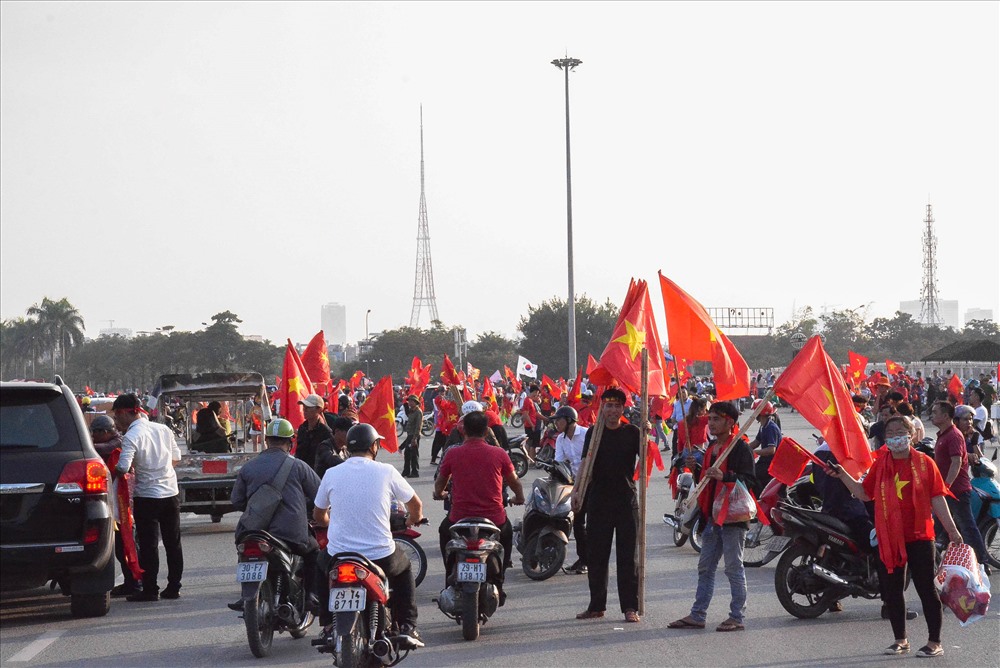 Mặc dù còn vài giờ nữa mới diễn ra trận đấu nhưng nhiều cổ động viên đã đến đây thổi kèn, đánh trống, diễu hành quanh sân vận động khiến không khí tại đây được hâm nóng.