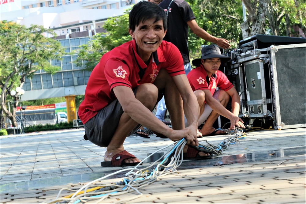 Chủ tịch UBND Q.Ninh Kiều ông Dương Tấn Hiển cho biết thêm,công ty bia tổ chức cho người dân xem bóng đá lần này ban đầu xinphép tổ chức tại Nhà thi đấu đa năng (đường 30/4, Q.Ninh Kiều)nhưng do nơi đây ít người xem nên ban tổ chức đã xin được được dời địa điểm đến công viên Lưu Hữu Phước. Trước khi thông qua UBND Q.Ninh Kiều cũng đã xin ý kiến của UBND TP và được đồng ý. Đơn vị tổ chức lần này chỉ xin được tổ chức cho người dân xem bóng đá mà không còn tiểt mục nào khác, nếu Việt Nam lọt vô chung kết AFF Cúp 2018, đơn vị này sẽ tiếp tục tổ chức cho người dân xem. Ảnh: Bảo Trung