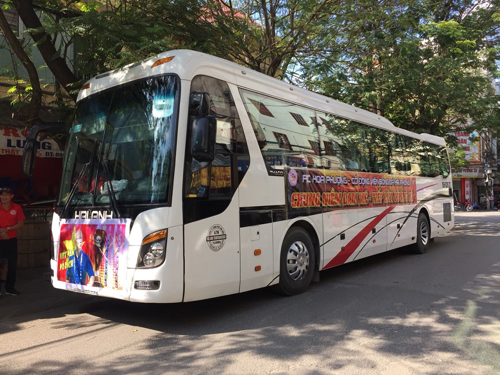 Xe buýt 47 chỗ chở hội CĐV hùng hậu được trang trí ảnh đội tuyển Việt Nam.