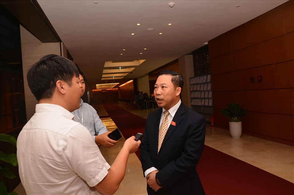ĐBQH Lưu Bình Nhưỡng (phải) trong một cuộc trả lời phỏng vấn của PV Báo Lao Động. 