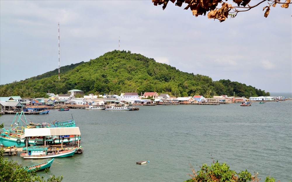 Một góc đảo trung tâm của xã đảo Sơn Hải. Ảnh: Lục Tùng