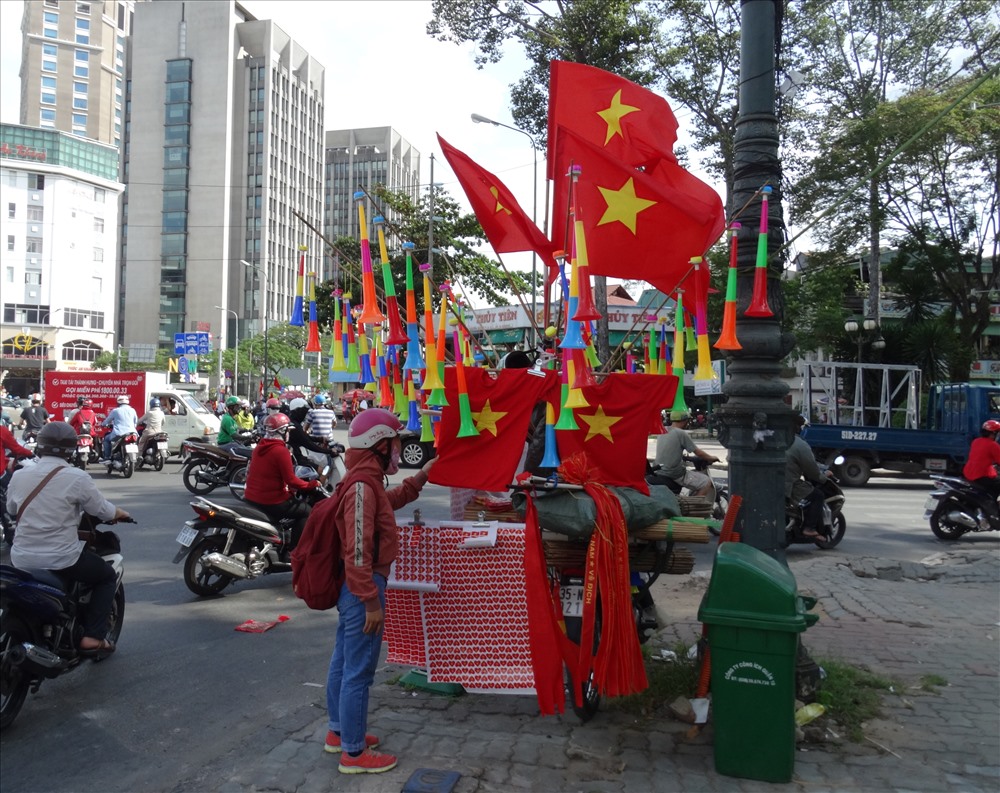 Mỗi chiếc áo in cờ Việt Nam được bán dao động từ 60.000-90.000 đồng, tùy vào chất lượng vải. Theo mặt bằng chung hiện tại  giá bán này cao hơn thường ngày từ 20-30%. Tuy nhiên, đây vẫn được coi là mức giá khá “mềm” bởi có thể nếu Việt Nam vào chung kết thi giá có thể tăng nữa.